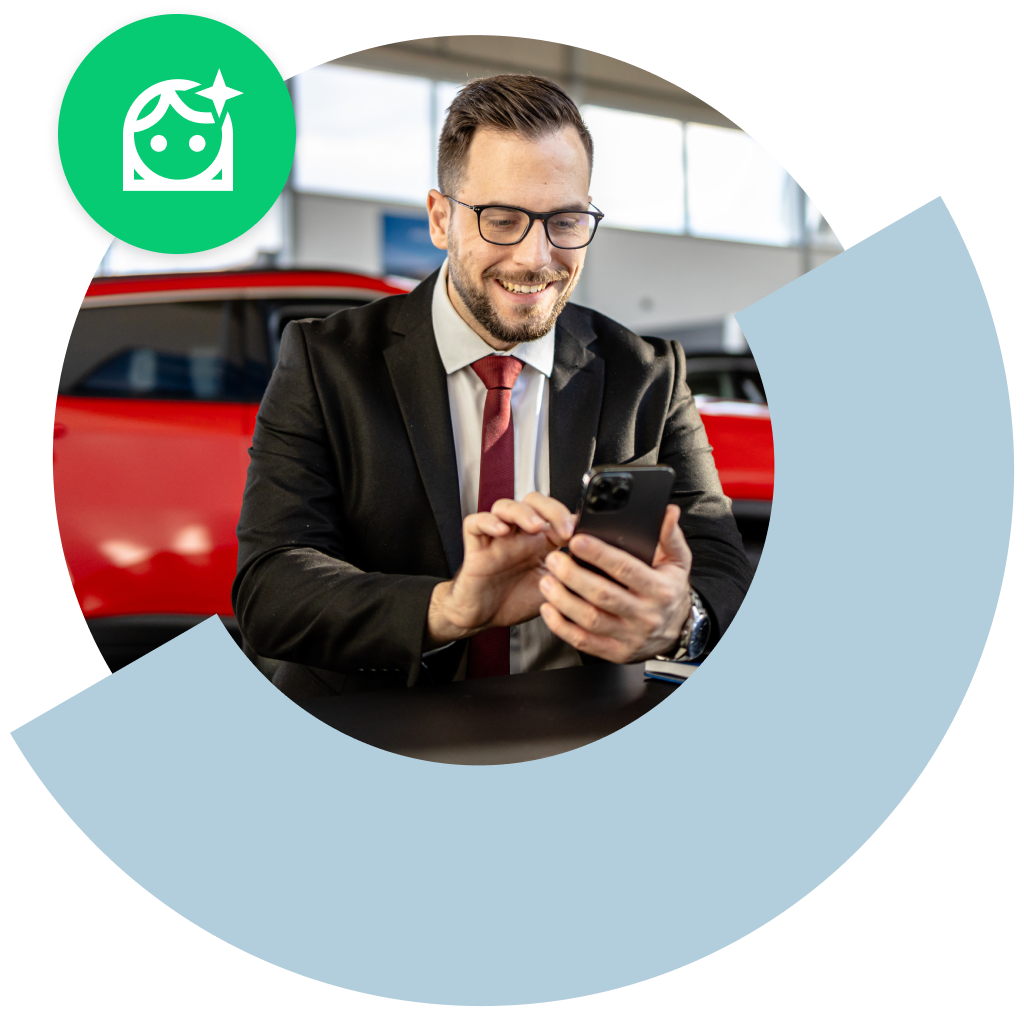 Homem em uma concessionária usando um telefone celular.