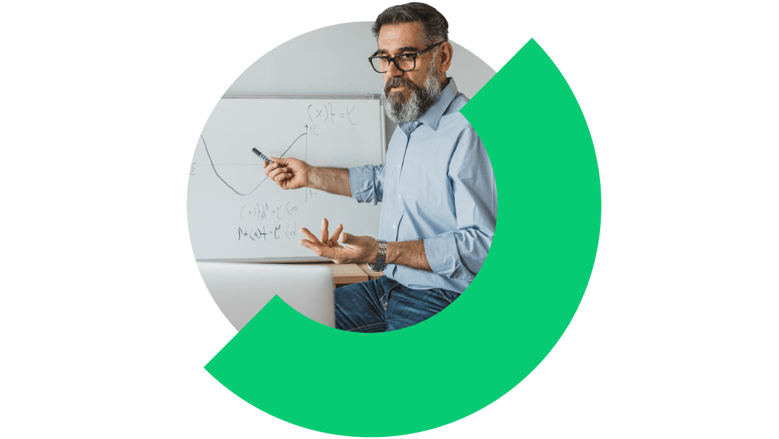 Un éducateur qui dispense un cours en ligne en utilisant GoTo Connect pour un apprentissage virtuel fluide.