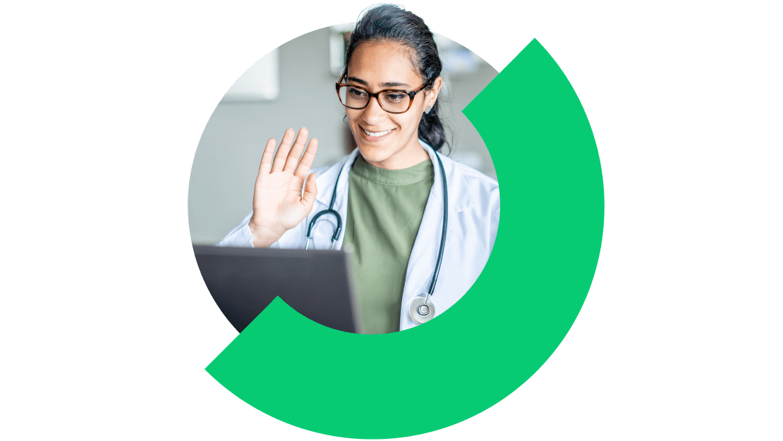 Un médico presta asistencia y lleva a cabo seguimientos virtuales con su paciente.