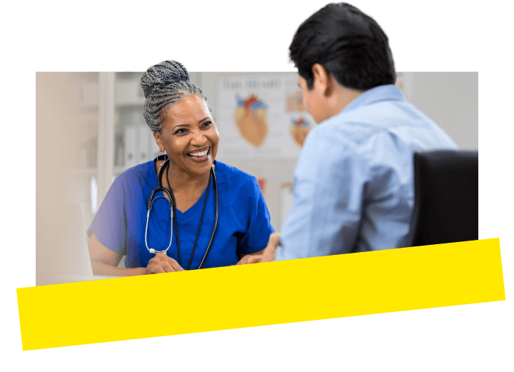 Un supervisor de consultorio que habla con un proveedor de atención sanitaria utilizando GoTo Connect integrado con los historiales médicos.