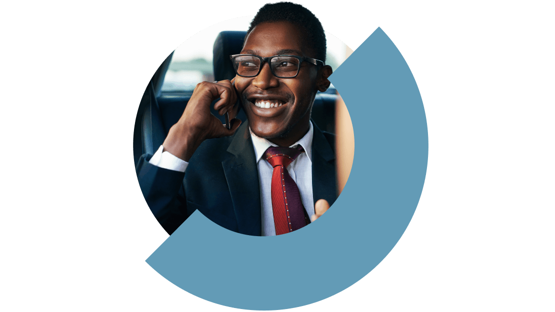 Abogado que mantiene una conversación virtual en un coche para estar informado sobre las actualizaciones más importantes.