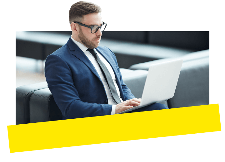 Un abogado que utiliza un ordenador portátil para coordinarse y colaborar eficazmente con el equipo jurídico.