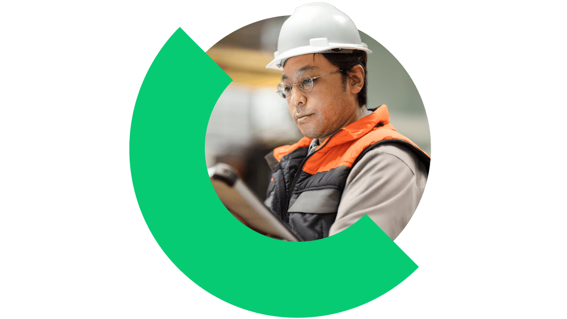 Un director de operaciones agiliza la producción y optimiza el flujo de trabajo en una planta de fabricación.