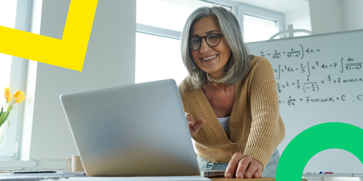 El profesor se relaciona con los alumnos e imparte cursos virtuales mediante la plataforma GoTo Connect.