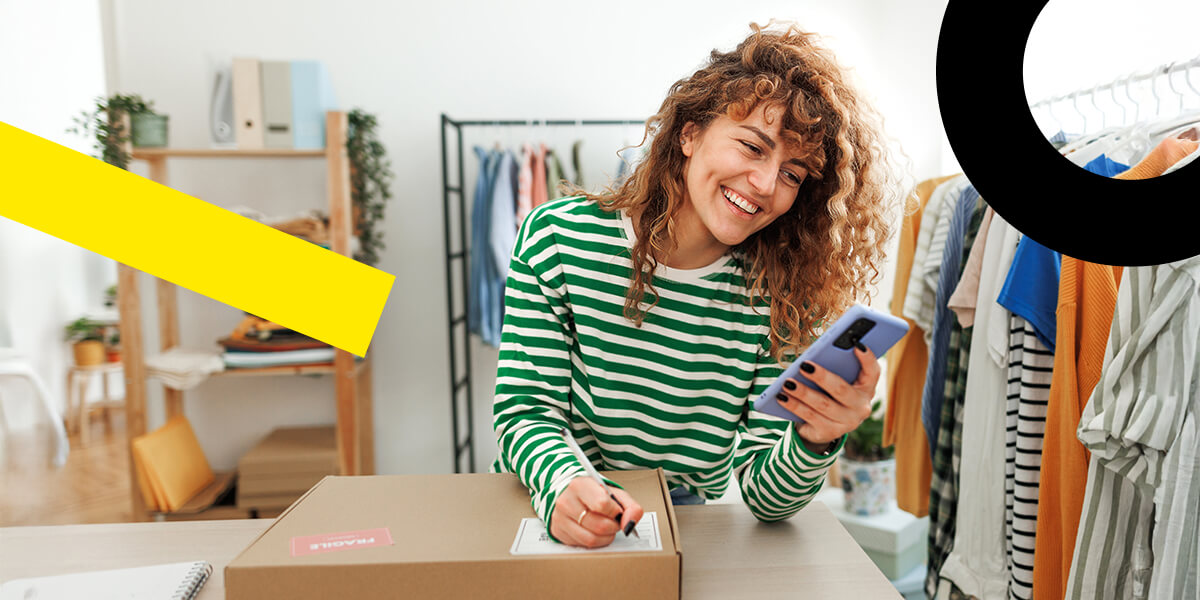 El propietario de una tienda de ropa interactuando con sus clientes mediante la plataforma de comunicación en la nube GoTo Connect.