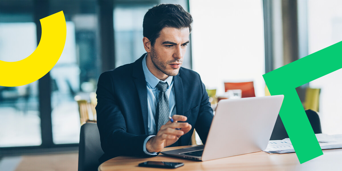 Funcionario público comunicándose con su equipo mediante la plataforma GoTo Connect, impulsada por IA.