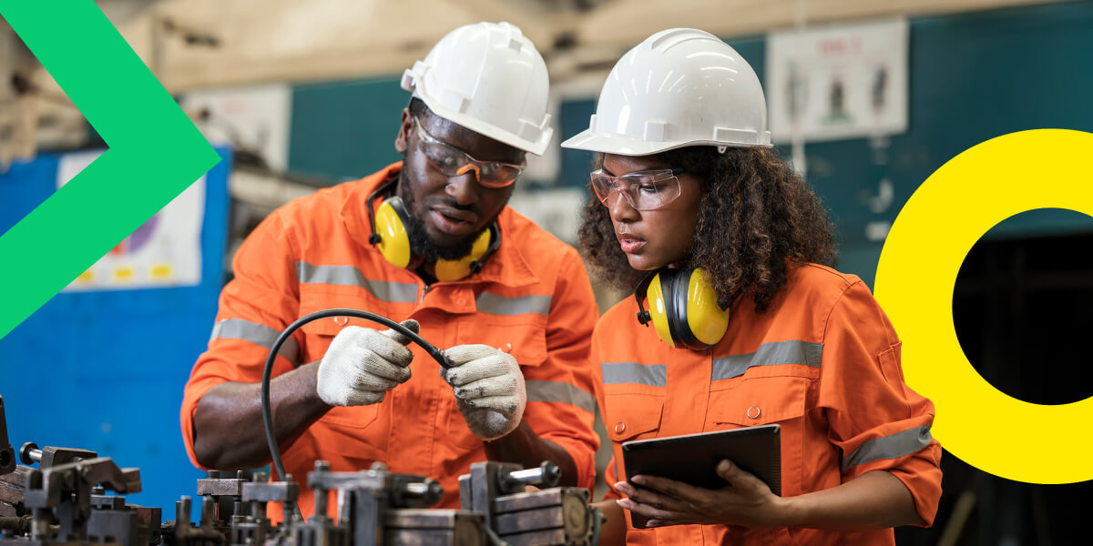Dos ingenieros se comunican con su jefe de producción utilizando GoTo Connect.