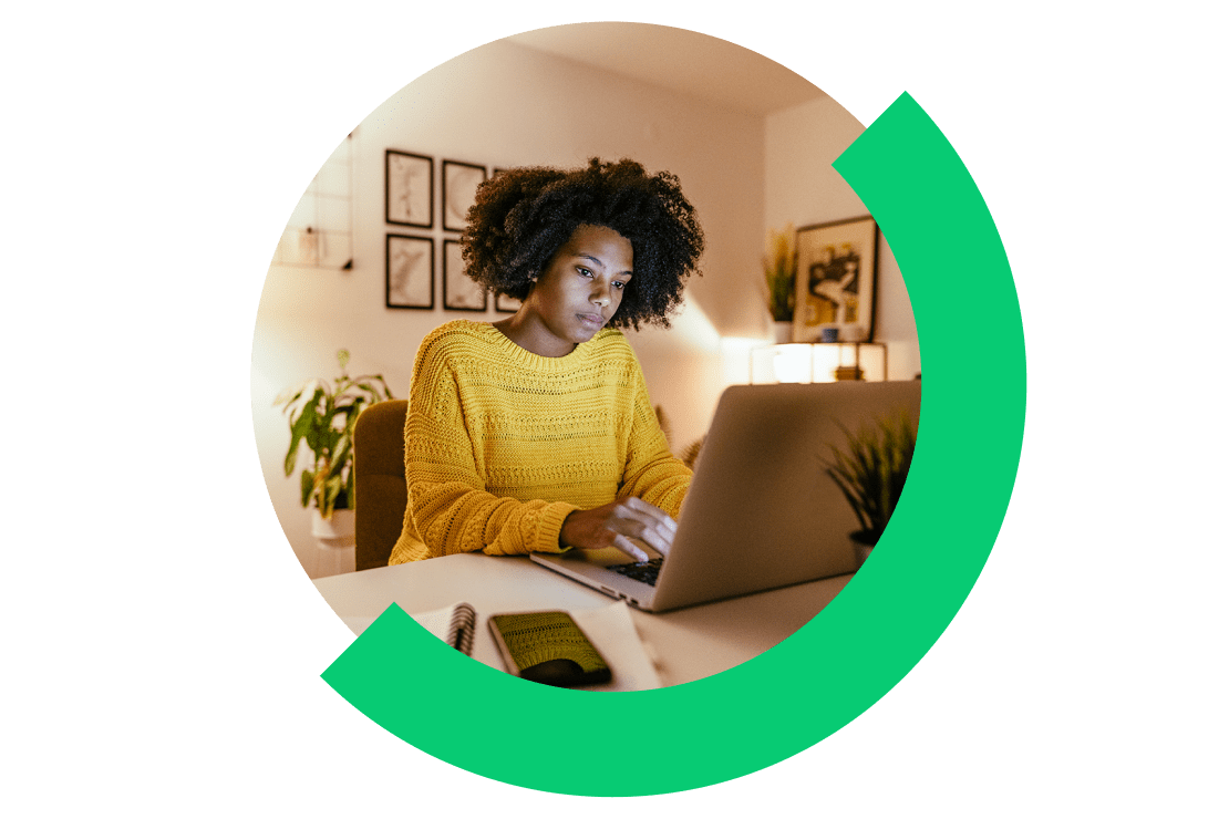 Une femme qui utilise GoTo webinaire lors d’une session de formation à distance.