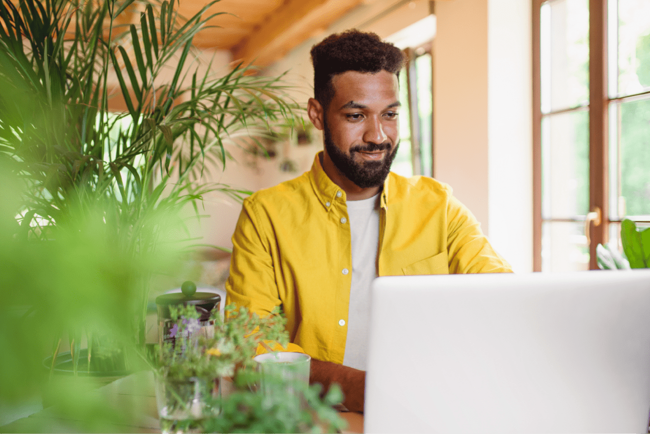 Small business owner is taking the IT Maturity Quiz on a computer to evaluate next steps for optimal business growth.