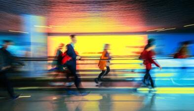 Empleados caminando en la misma dirección.