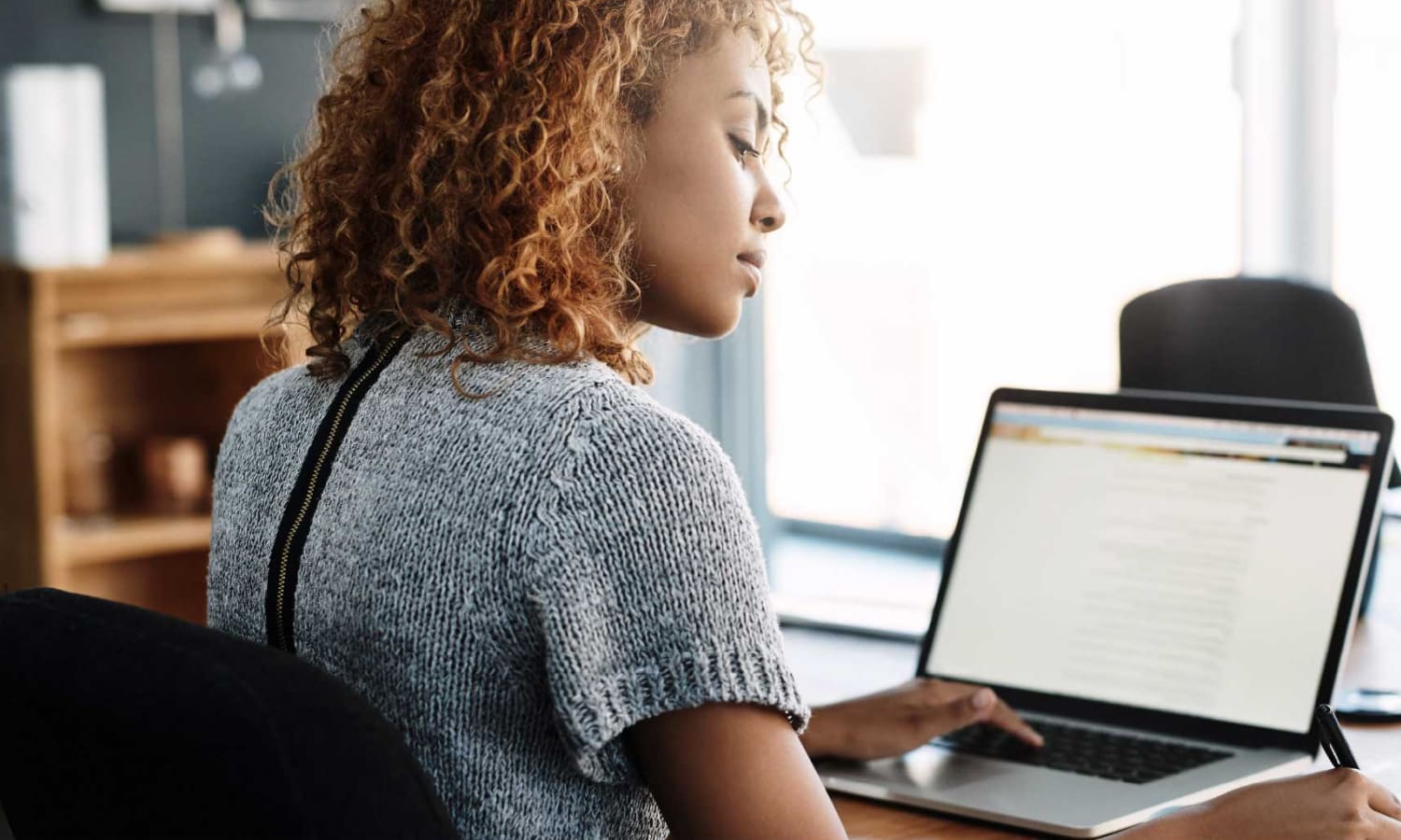 Una mujer trabajando en un ordenador portátil
