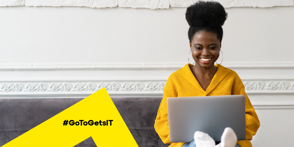 Mujer trabajando en un portátil con los pies en alto disfrutando de las ventajas de un menor uso de la CPU