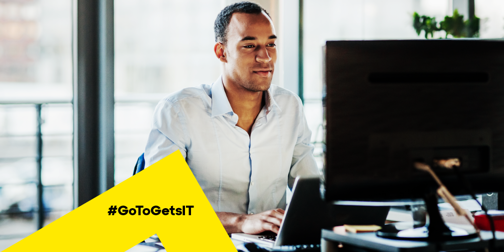 Homme travaillant sur un ordinateur portable et un moniteur avec accès à distance à un serveur