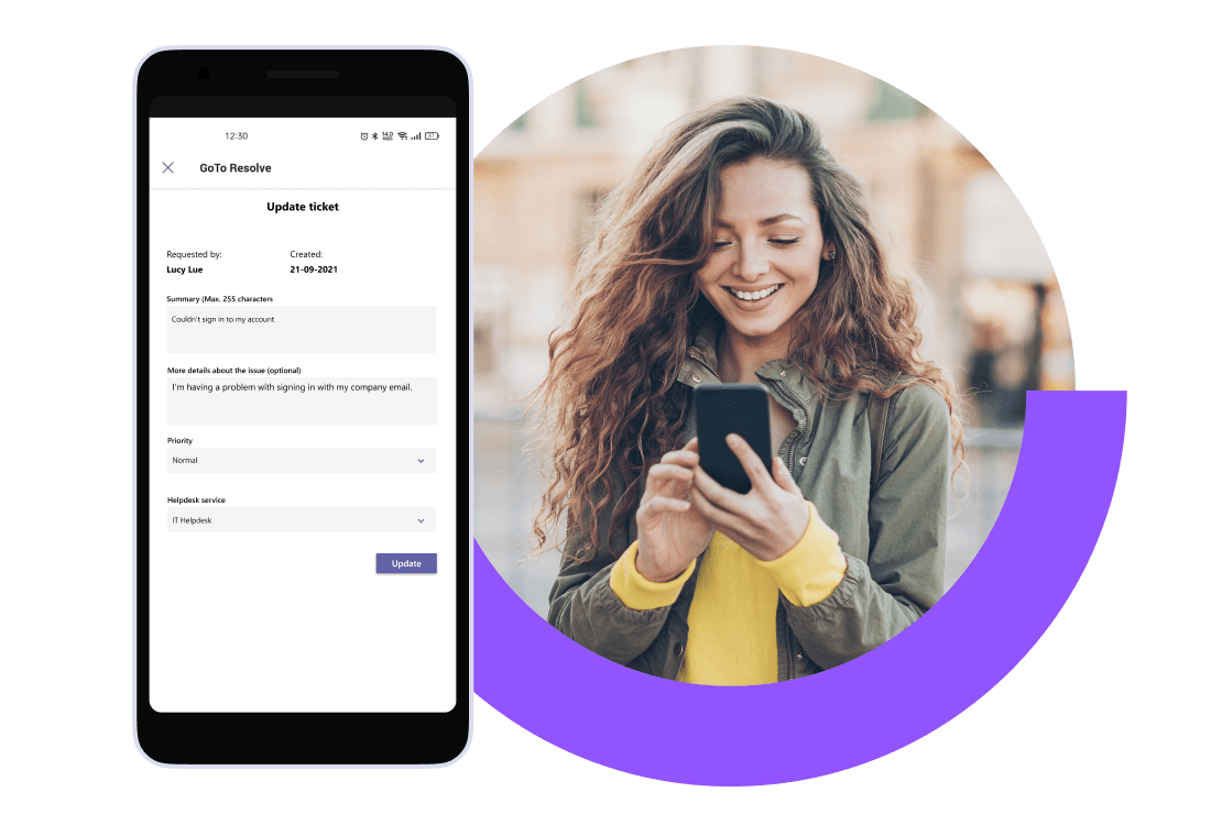   Mulher usando o software de monitoramento e gerenciamento remotos gratuito do GoTo Resolve em um dispositivo móvel.