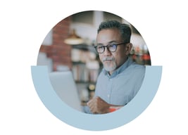 Uomo mentre automatizza le mansioni con il software RMM di GoTo Resolve.