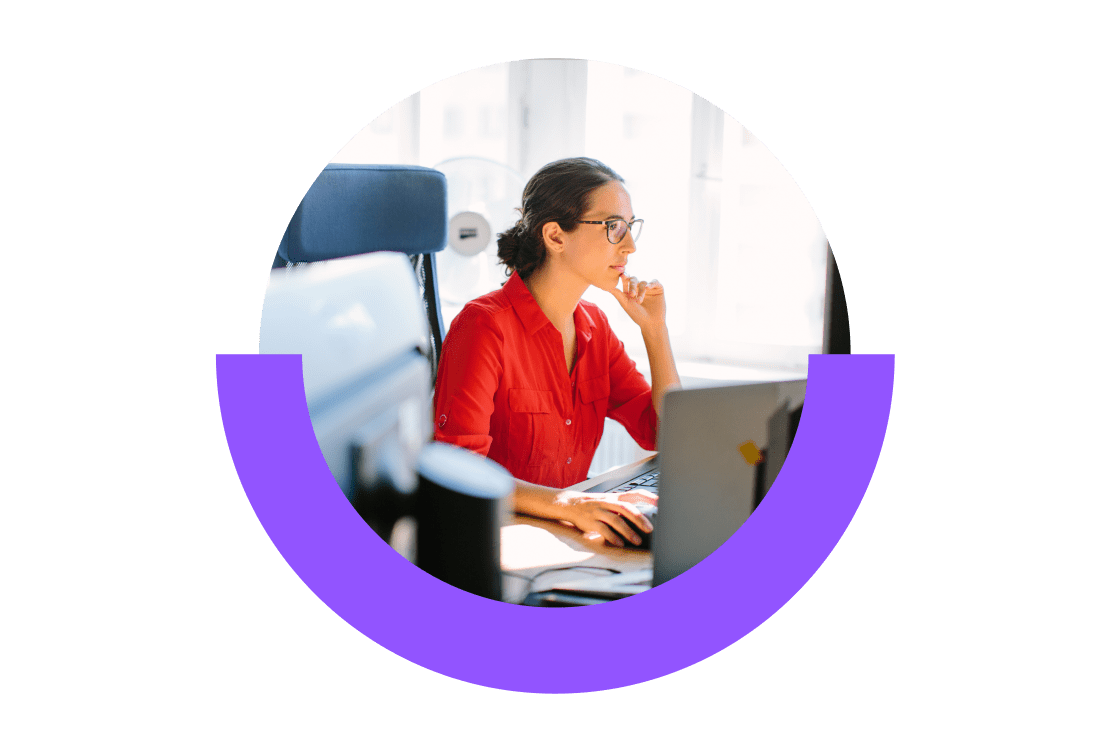 Profissional de TI no computador usando o sistema de suporte de TI remoto do LogMeIn Resolve.