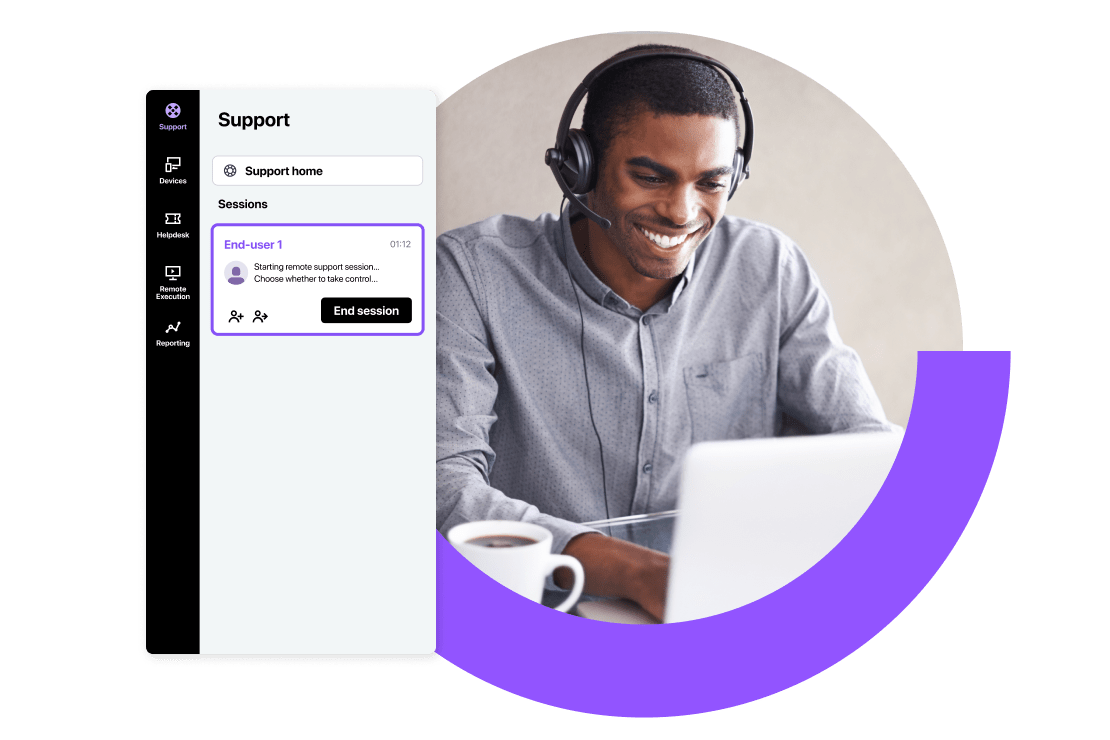 Profissional de TI usando o recurso de geração de tickets de suporte do LogMeIn Resolve no notebook para responder a uma pergunta de ticket conversacional de um usuário sobre como adicionar uma impressora aos dispositivos conectados