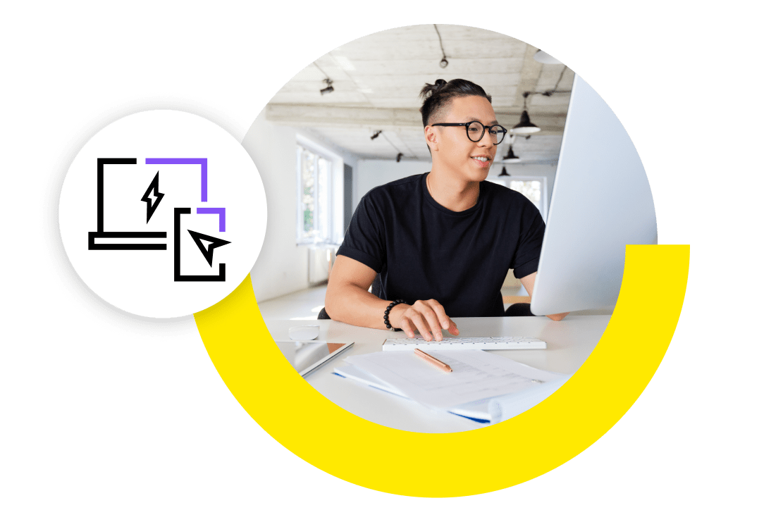 Homem usando recurso de controle remoto do GoTo Resolve para prestar suporte remoto a usuário final.