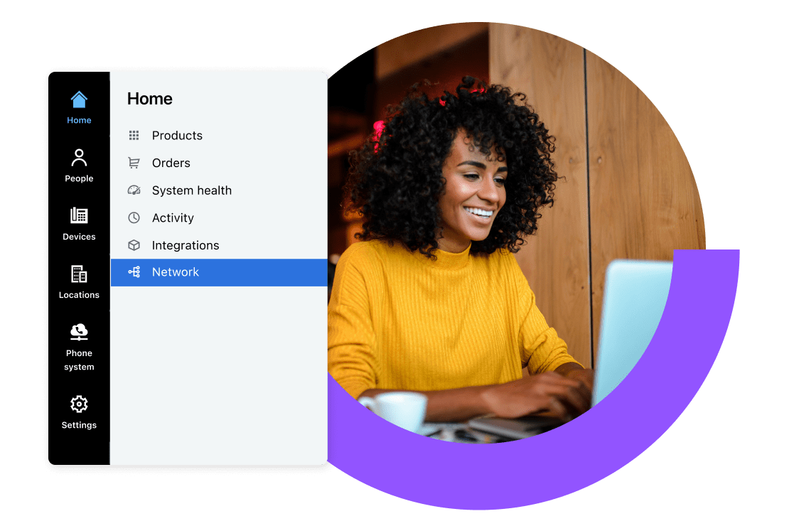 Mulher usa o console GoTo Admin como parte da avaliação gratuita do GoTo Resolve.