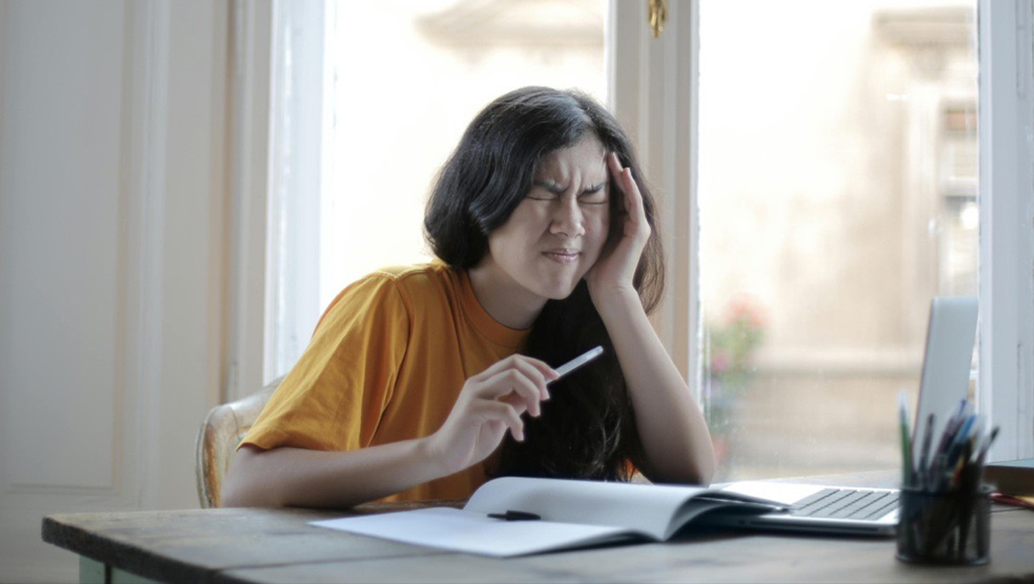 El sueño y el estrés, principales desencadenantes de migraña en adolescentes