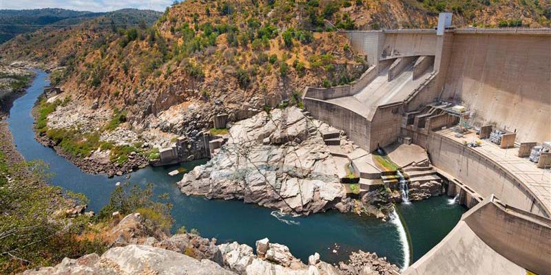 Variability in the flow regime in hydroelectric plants