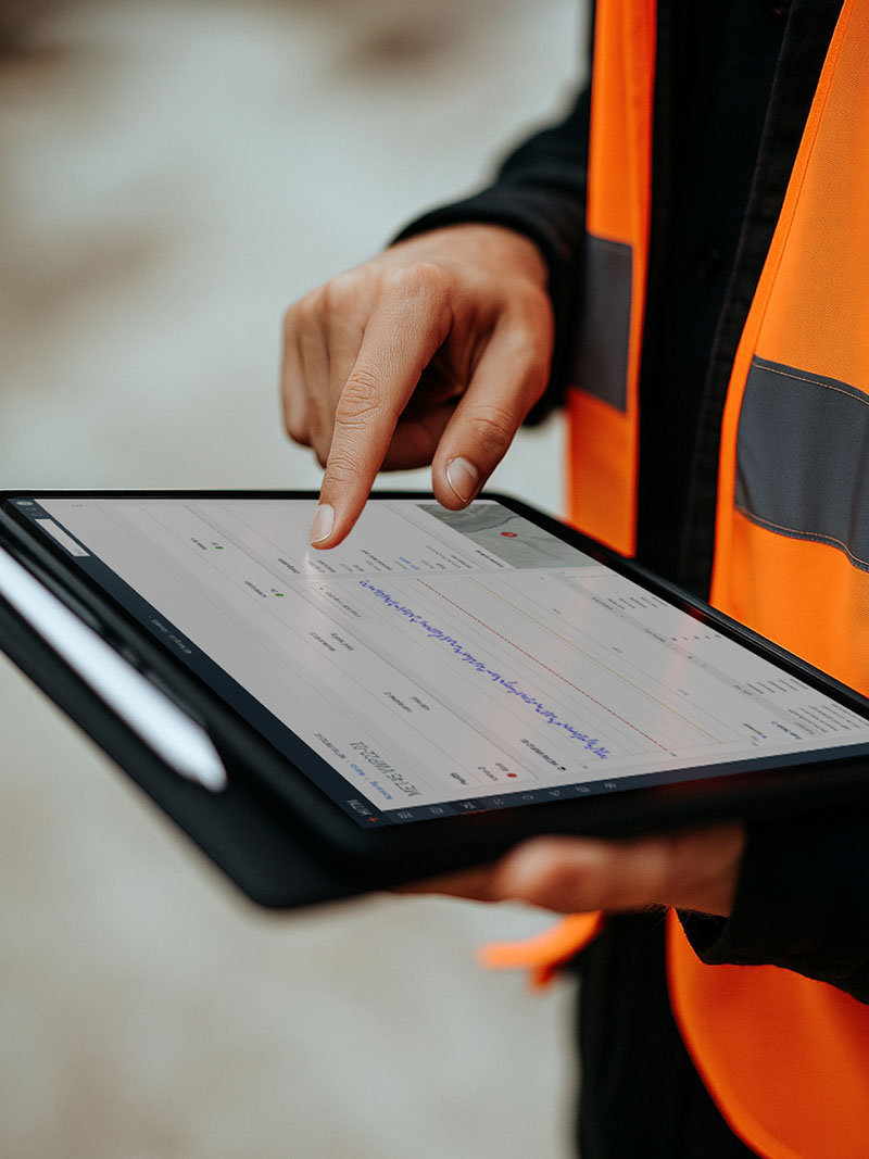 Engineer in the field using Hatch Integrated Tailings Management software to review real-time
monitoring data for an active tailings site