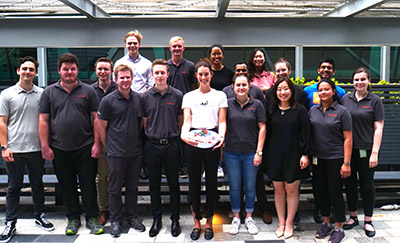 Certains stagiaires de Hatch en Australie lors d’une collecte de fonds pour venir en aide aux pompiers.