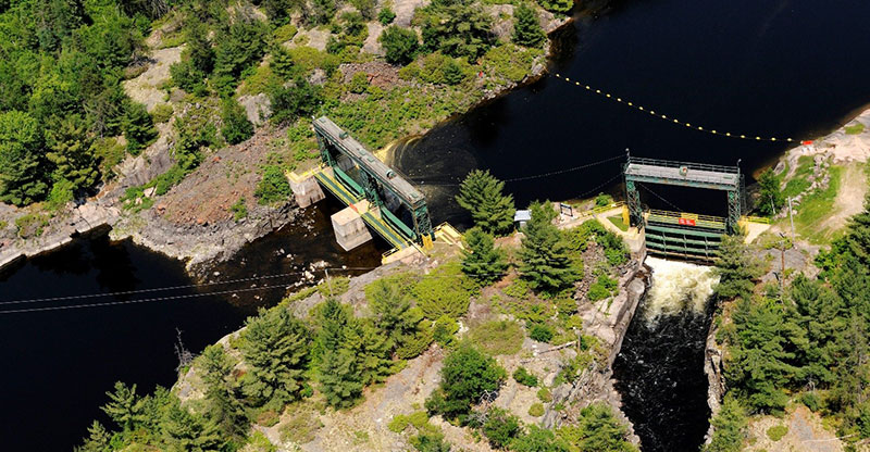 Vista de 2012 de la gran represa Chaudière con los canales sur (a la derecha) y norte (a la izquierda)