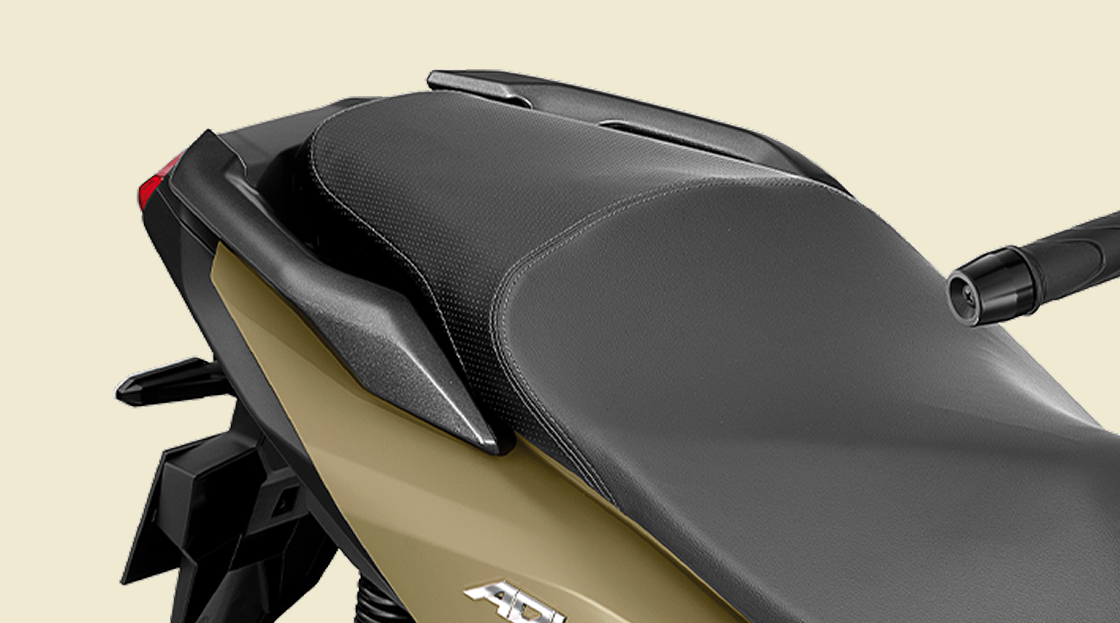 Honda ADV 160 – Split Grab Rail — Ergonomic split grab rails complement the dynamic styling