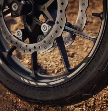 Honda NX500 – Dual front discs for confident braking