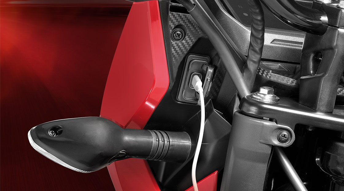 Honda SP160 – New 15W USB-C Port — Stay connected and ride bold.