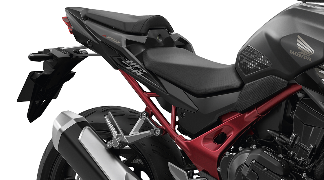Honda CB750 Hornet – 795 mm Seat Height — Accessible riding position