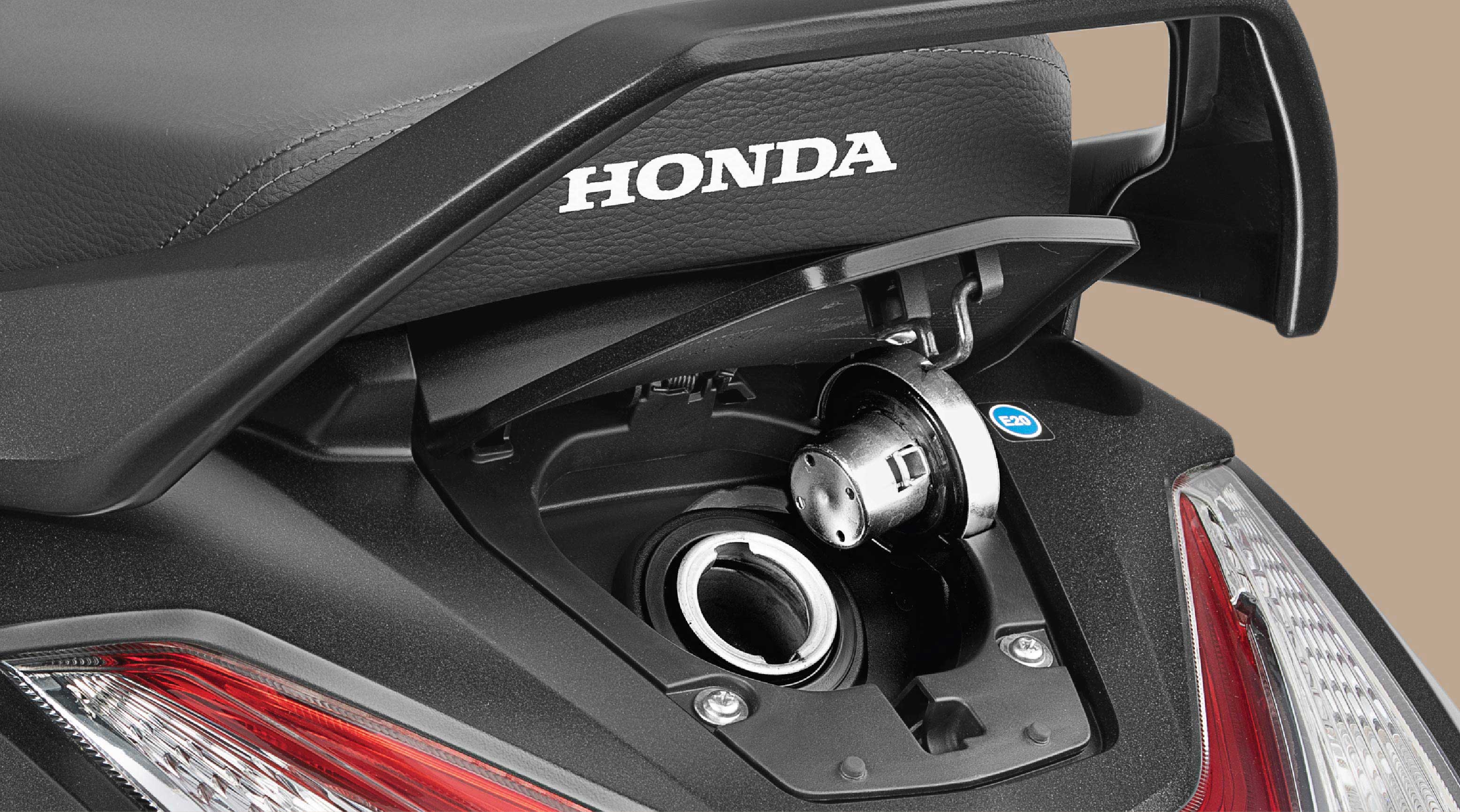 Honda Activa 125 – Double Lid External Fuel Fill — Refuel while seated, thanks to the convenience of double-lid fuel access.