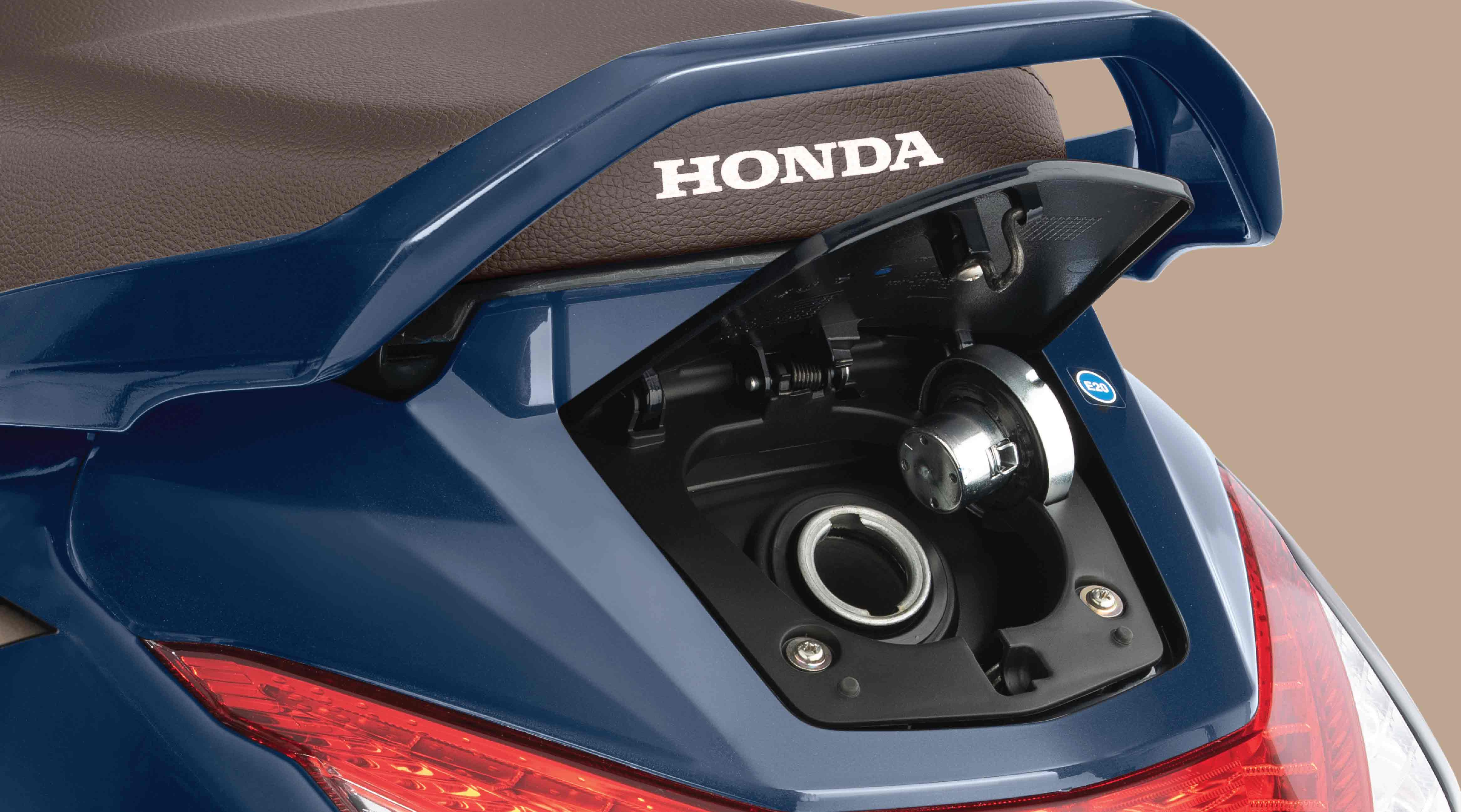 Honda Activa – Double Lid External Fuel Fill — Refuel while seated, thanks to the convenience of double-lid fuel access.