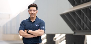 im-employee-in-front-of-facility