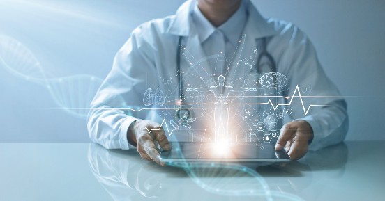 Almirall erschließt neue Märkte durch die Digitalisierung klinischer Unterlagen | doctor holding abstract tablet digitization