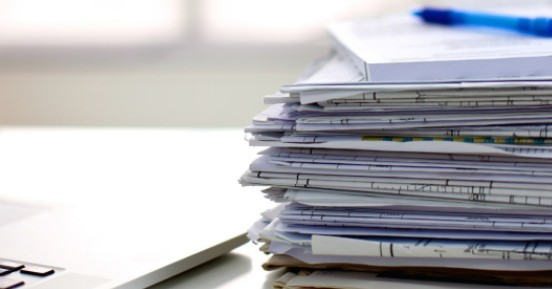 Werkloosheid claimt pandemie en de digitale postkamer - Documenten op tafel op kantoor