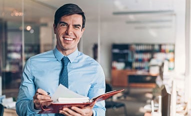 Une gestion de salle de fichiers optimale aide à réduire les risques reliés à votre entreprise tout en améliorant votre productivité.- A smiling employee