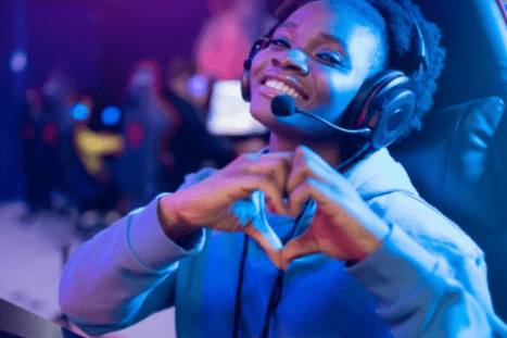 gamer girl showing a heart with her hands