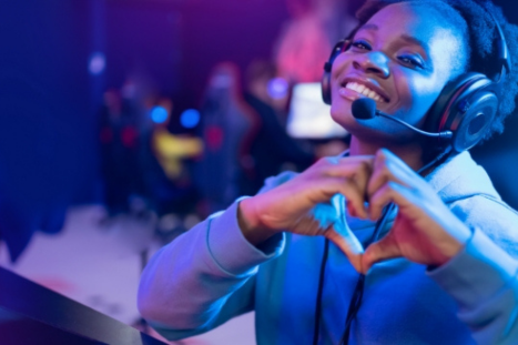gamer girl showing a heart with her hands