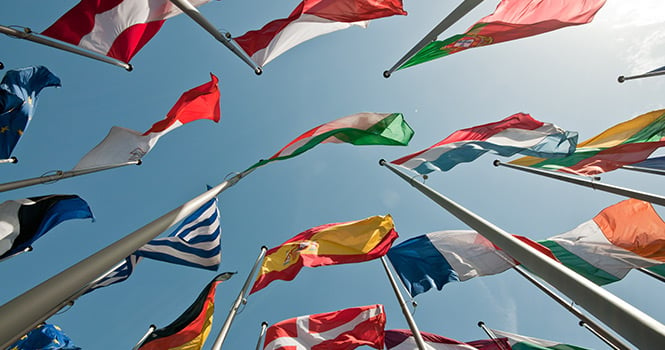  Europese vlaggen van onderaf gezien tegen blauwe lucht
