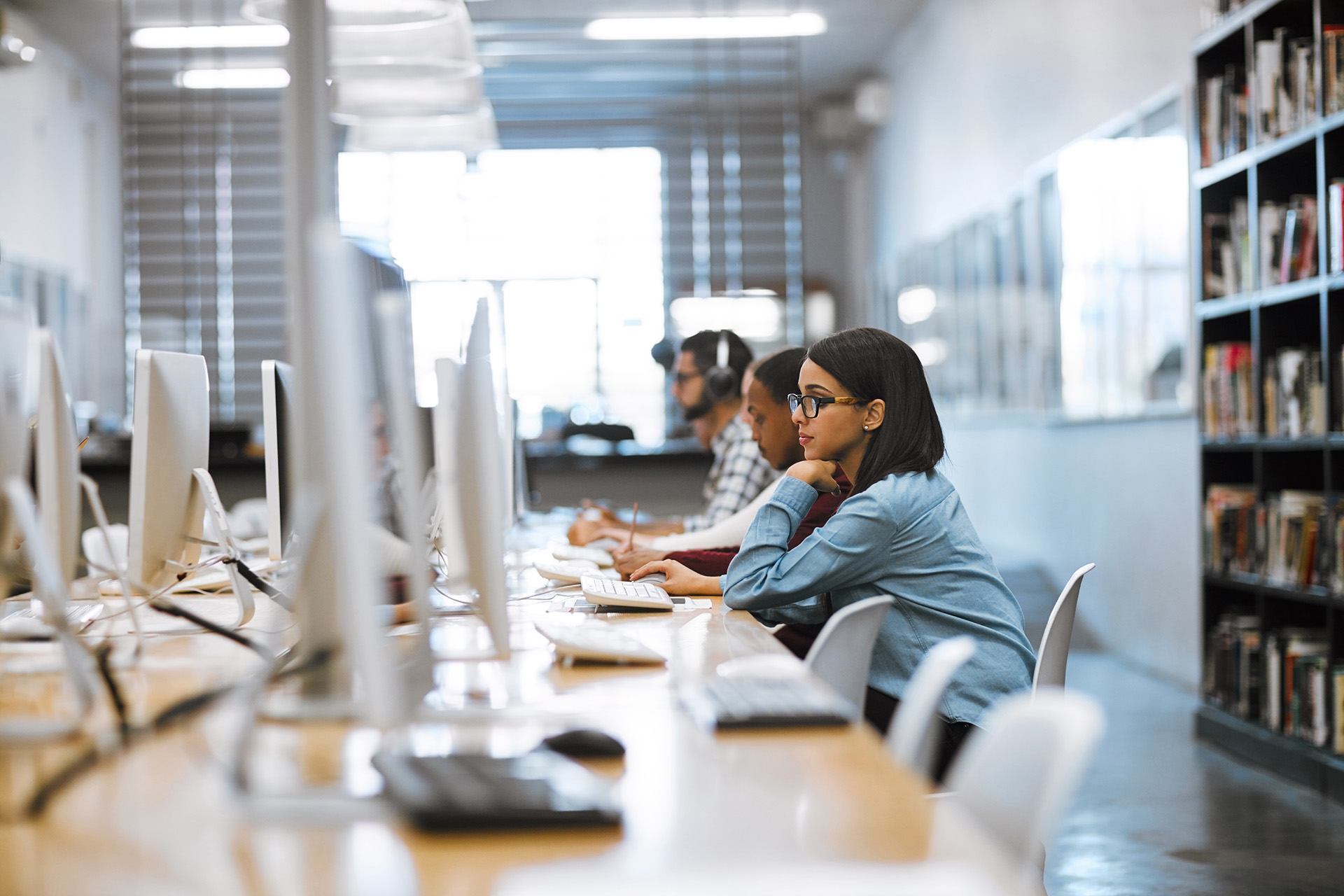 students in computer lab studying