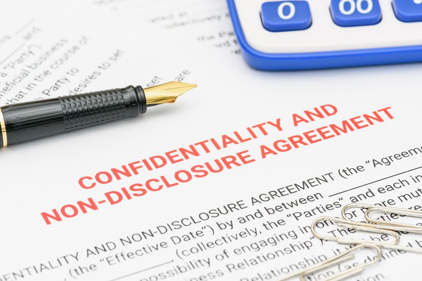 Do short notice periods undermine the enforceability of restrictive covenants?