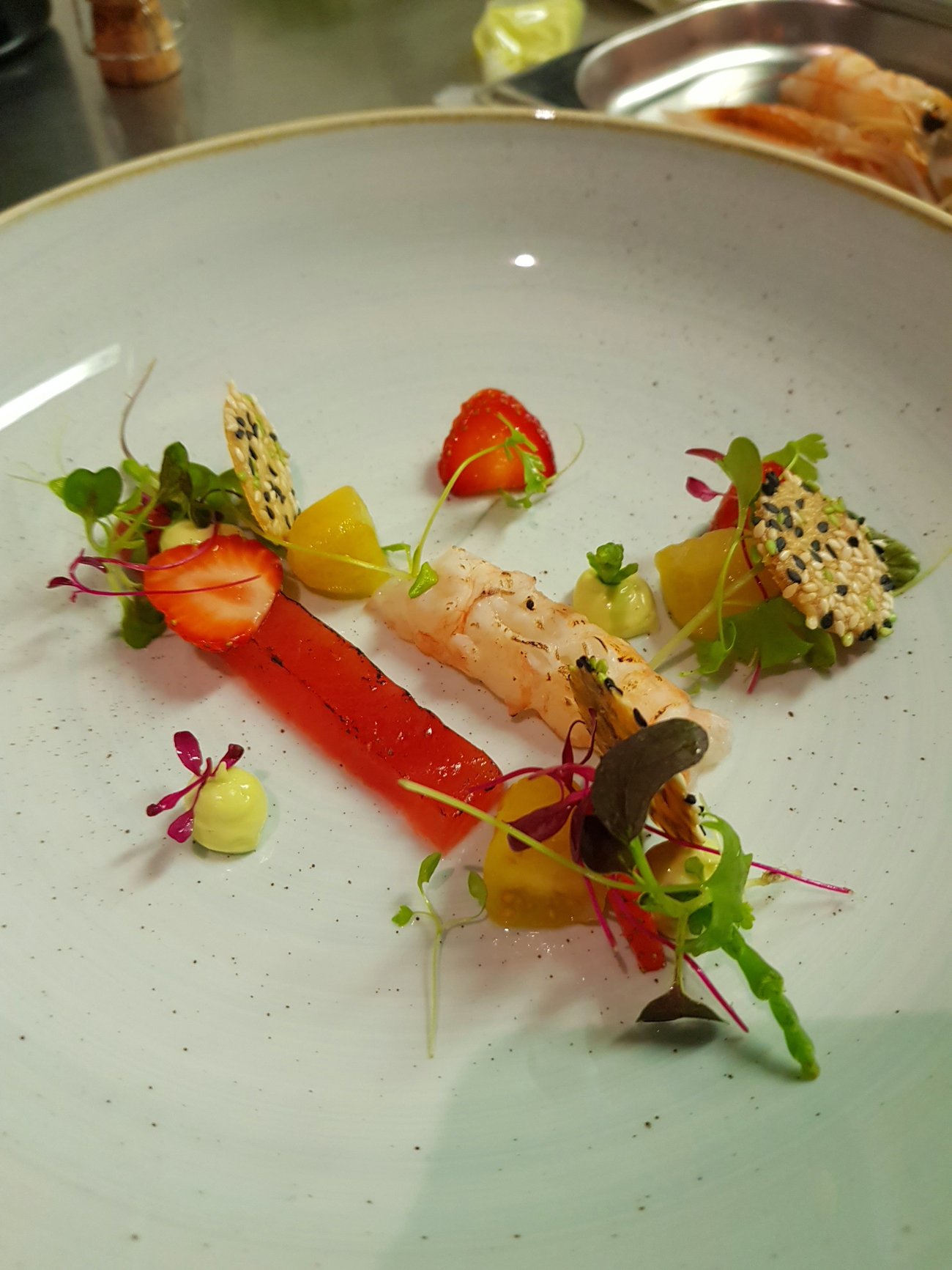 Scampi scottati con anguria affumicata pomodori e