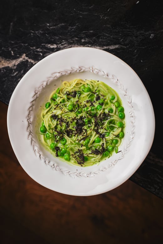 Guisantes frescos en salsa verde con pasta y vieir