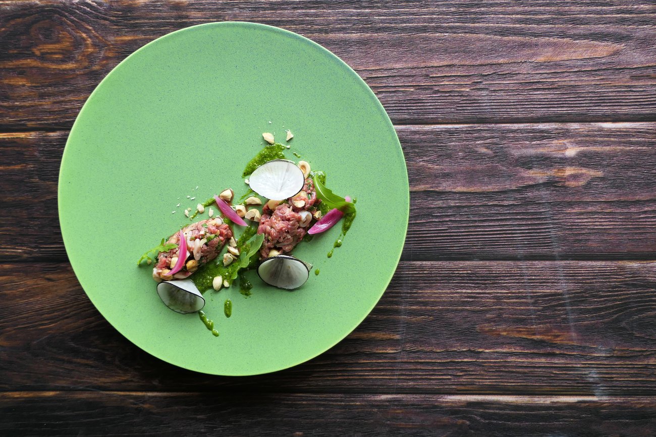 Tartare de buf aux couteaux pesto de roquette et n