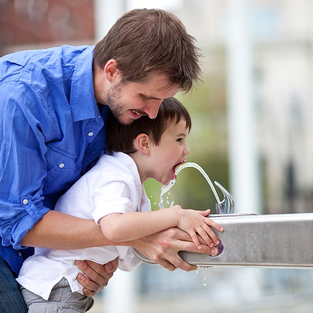 Father-and-son-public-water-tap_XXXLarge_split
