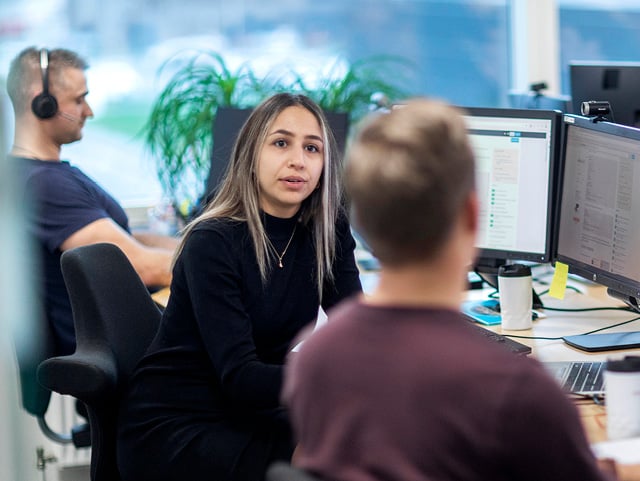Kamstrups medarbetare i dialog på kontor för att ge lokal support och rådgivning till vatten- och energibolag.