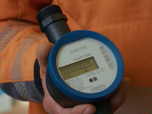 Kamstrup Wasserzähler während der Installation in einem Versorgungsnetz.
