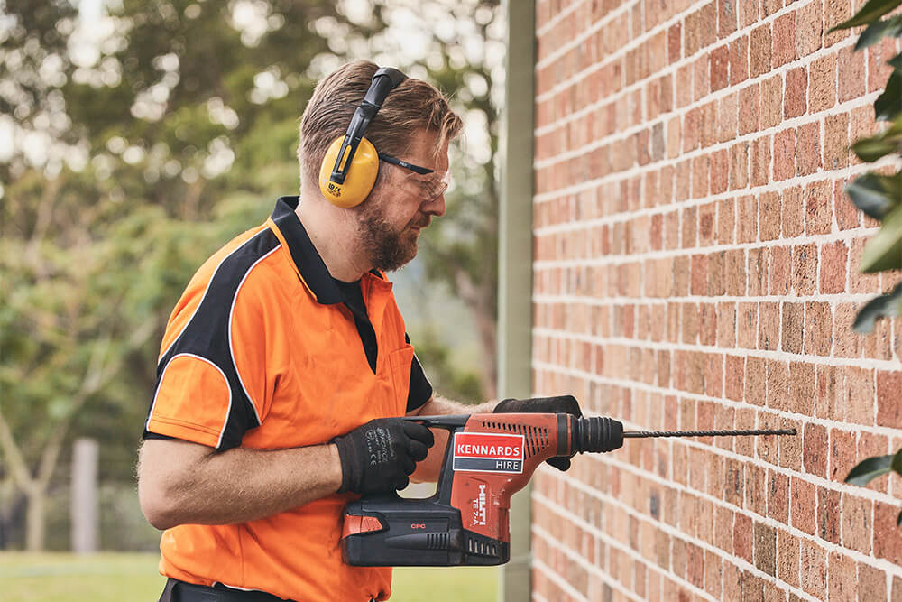 PPL_CUSTOMERS_ANDREW_HMR_DRL_MAN-1000x667